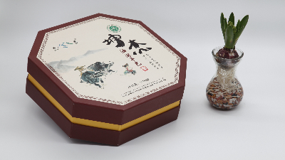 享受清真美味，引領(lǐng)世界食尚！坤杰牛干巴天地蓋禮盒定做